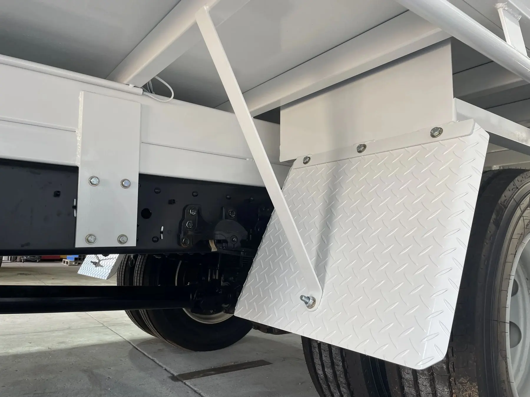 Tray mudguard